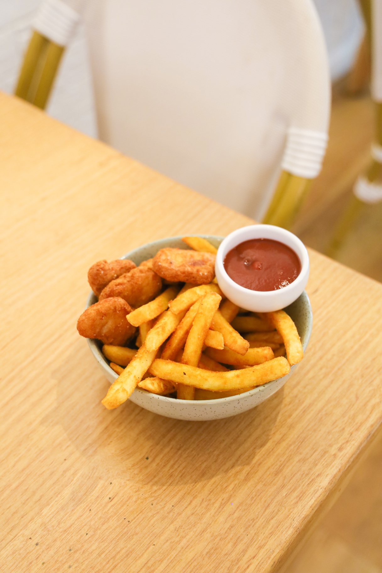 Kids nuggets and chips with tomato sauce